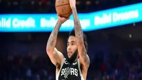 传奇球星贝克汉姆昔日狂追摄影大师萨尔加多，每日相伴出门，令爱妻绿意盎然！